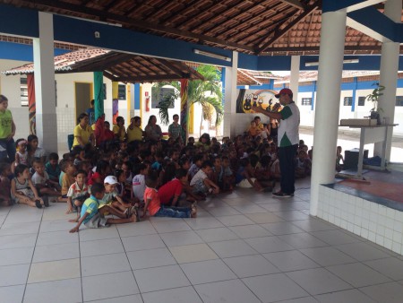 Idealizador e coordenador do projeto AMA, Professor Antonino Lopes, participa de atividade com alunos da Creche Prof. Cícero Salustiano  